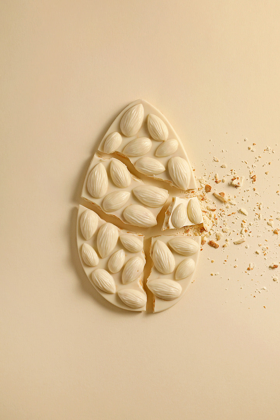 Mendiant almond white chocolate tablet