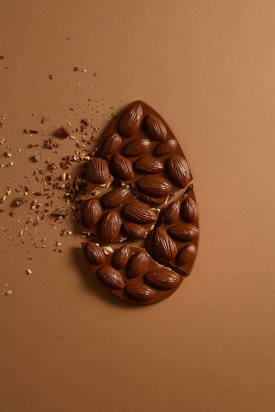 Milk chocolate almond mendiant tablet