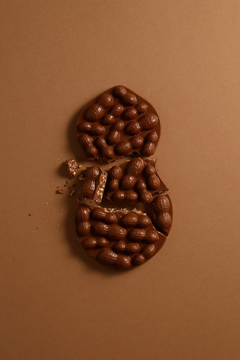 Milk chocolate peanut mendiant tablet