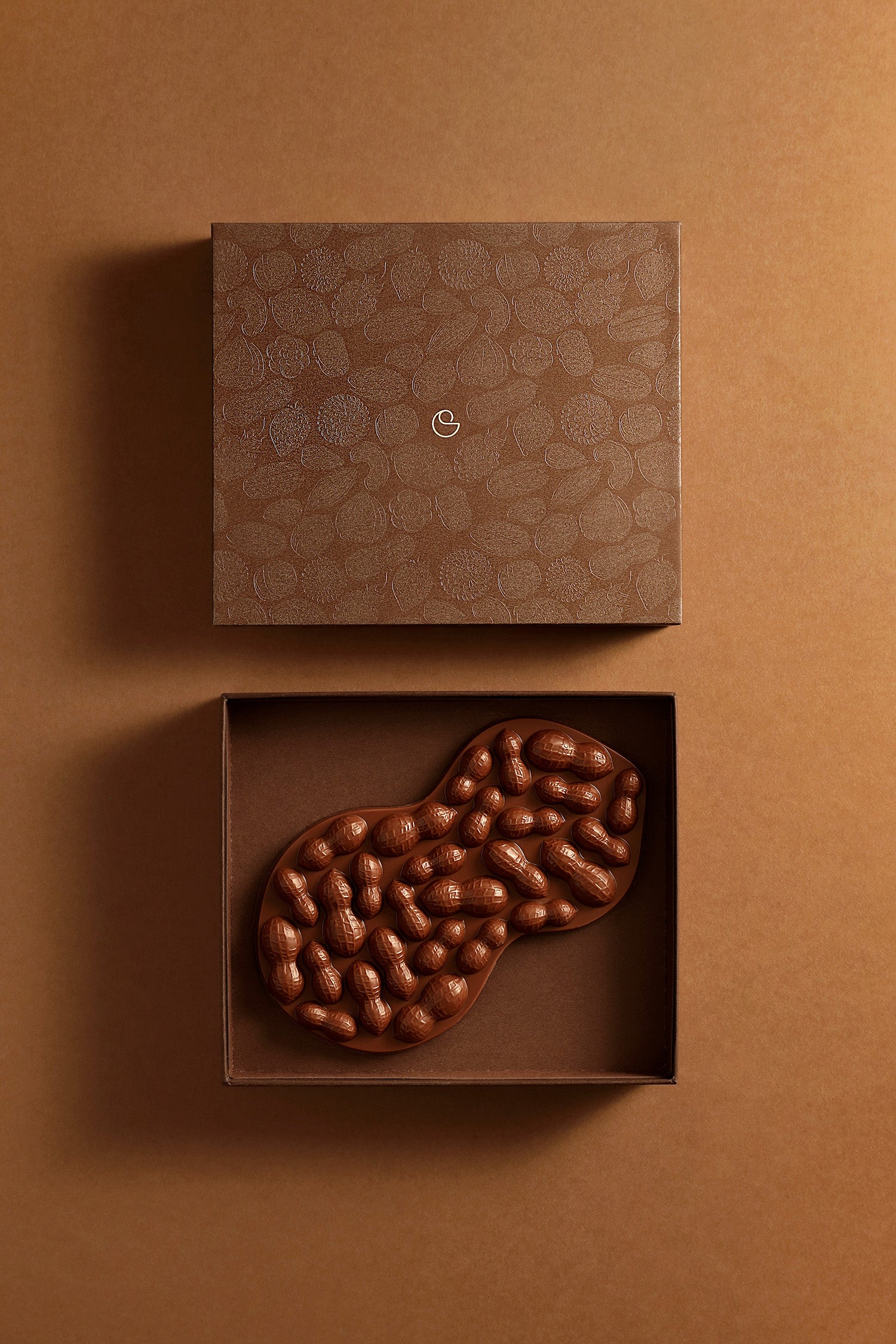 Milk chocolate peanut mendiant tablet