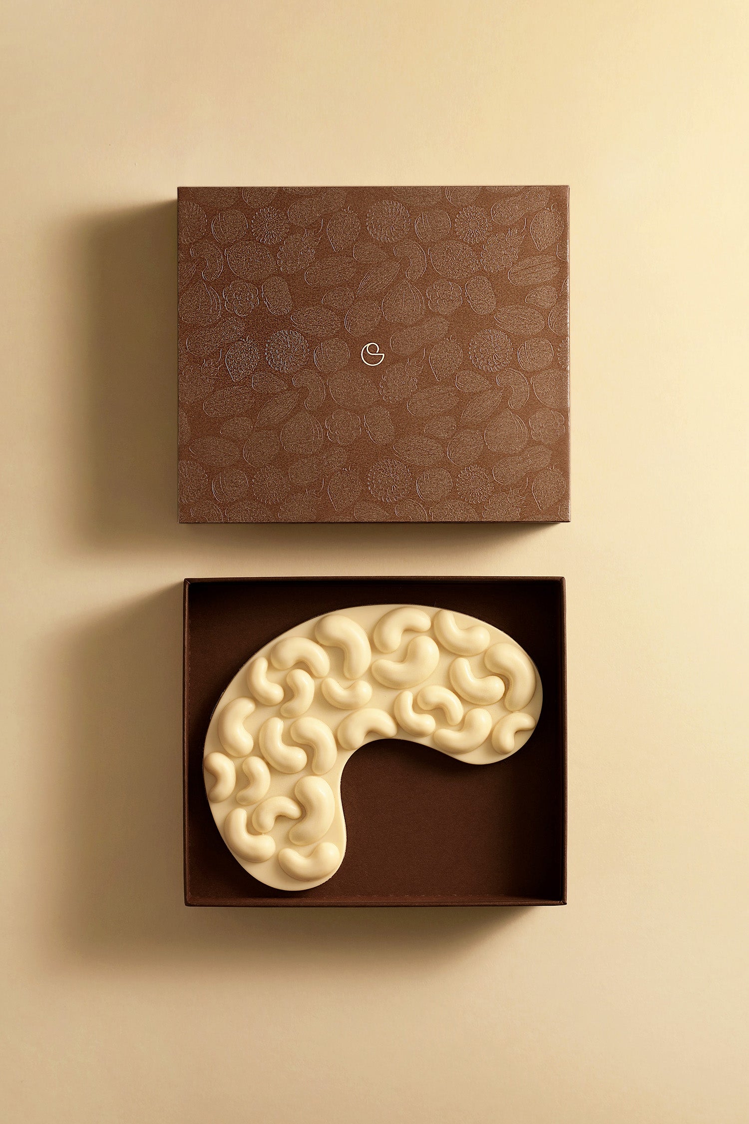 Mendiant cashew white chocolate tablet