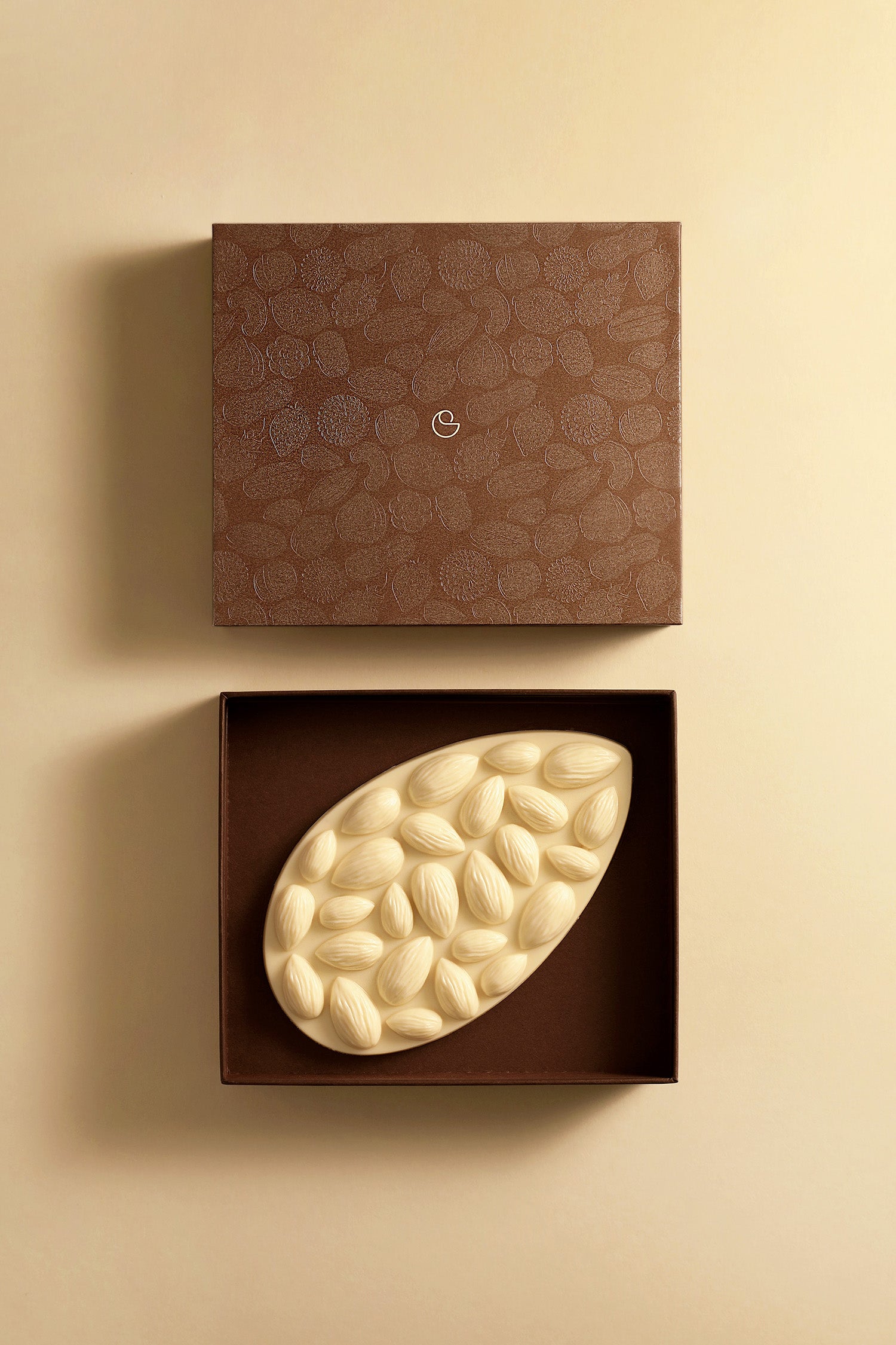 Mendiant almond white chocolate tablet
