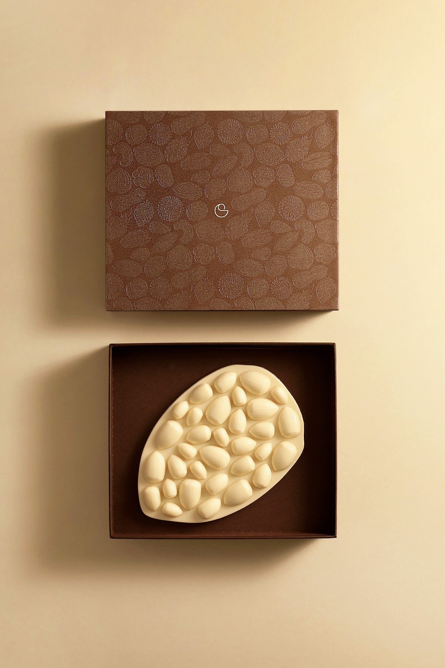 Mendiant hazelnut white chocolate tablet