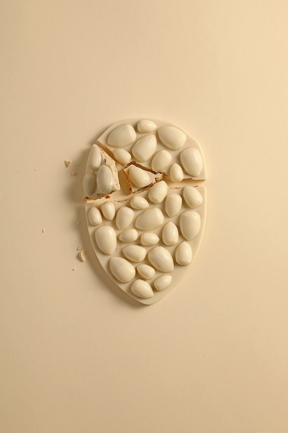 Mendiant hazelnut white chocolate tablet